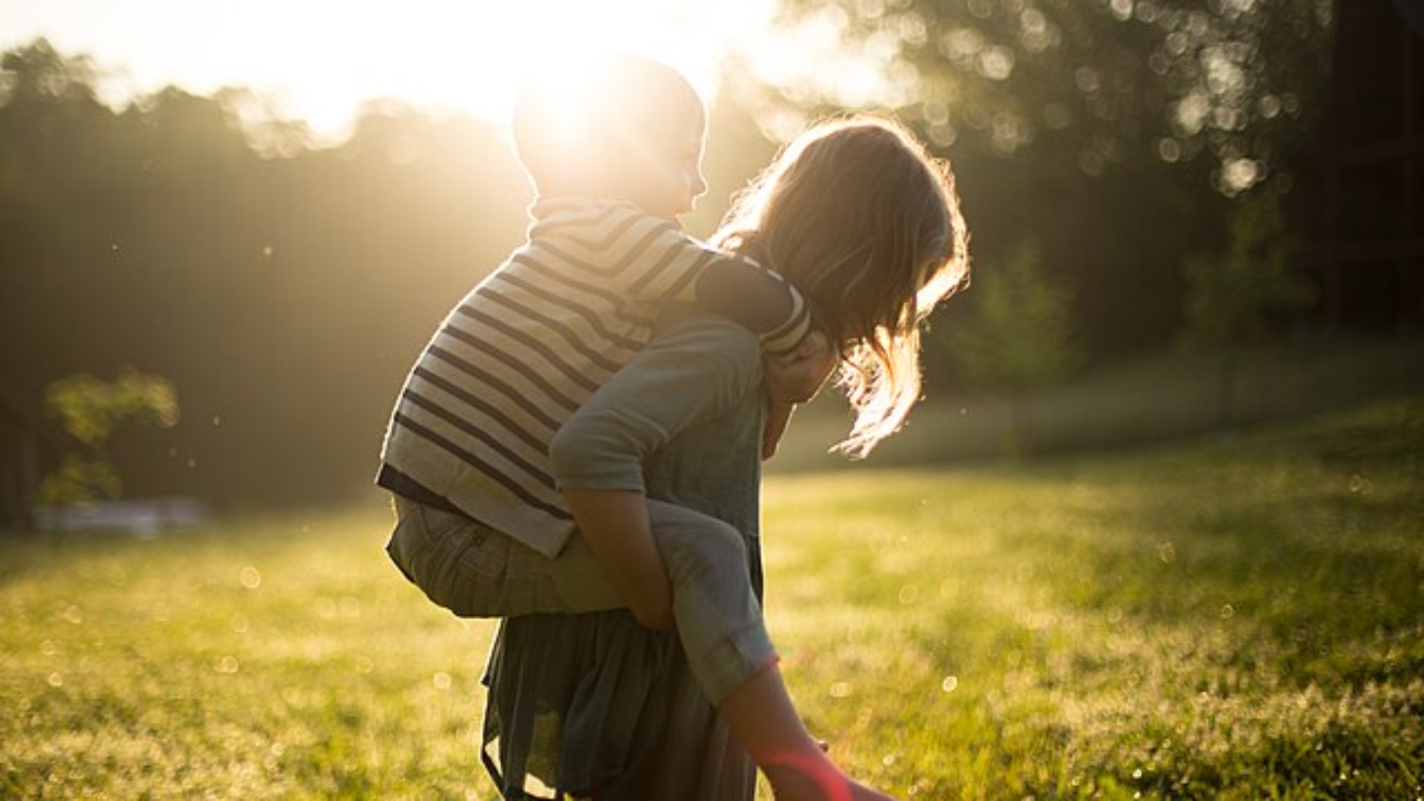 Piggy-back_ride_(Unsplash) (1)